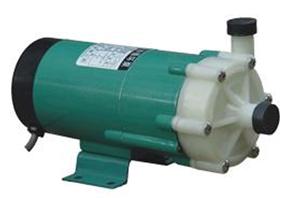 MP/MPH型磁力循環(huán)泵圖、總裝圖 1、固定螺絲及墊圈：不銹鋼 2、泵殼：增強聚丙烯 3、泵軸：氧化鋁陶瓷 4、葉輪：增強聚丙烯 5、被動磁鐵：鍶鐵氧體 6、密封圈：氟橡膠 7、隔離套：增強聚丙烯 8、主動磁鐵：鍶鐵氧體 9、電機 